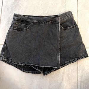 Levi’s Women Black Skort! New Size 28!